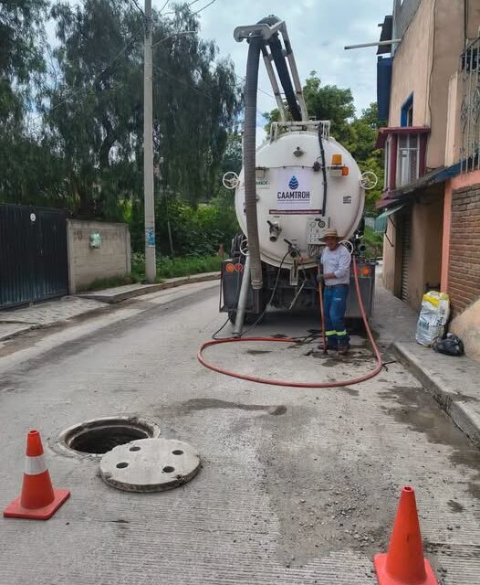 Personal de la CAAMTROH realiza trabajos de desazolve en la red general de drenaje sanitario en la colonia El Carmen