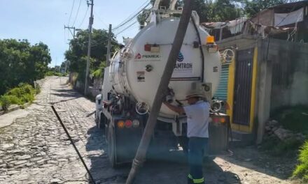 Realizan trabajos de desazolve en la Avenida Tinajas