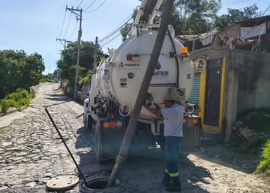 Realizan trabajos de desazolve en la Avenida Tinajas