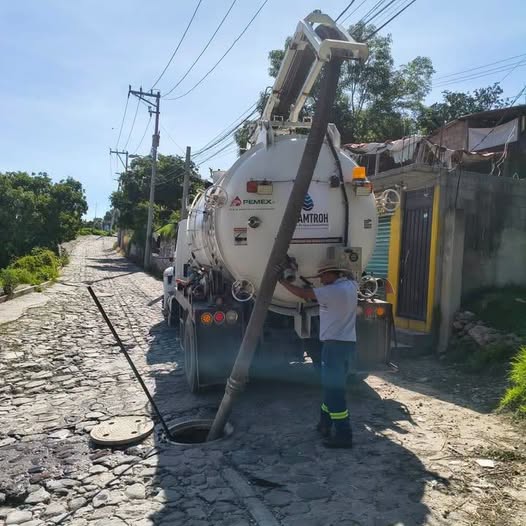 Realizan trabajos de desazolve en la Avenida Tinajas