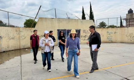 Funcionarios recorren cancha de fútbol 7 en Noxtongo