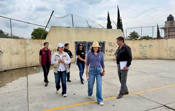 Funcionarios recorren cancha de fútbol 7 en Noxtongo