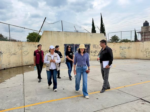 Funcionarios recorren cancha de fútbol 7 en Noxtongo