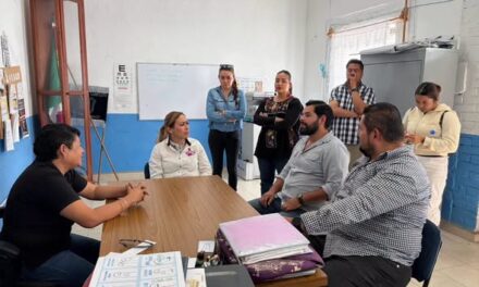 Tania Valdez atiende solicitud de alumnos de la Escuela Primaria Progreso Campesino