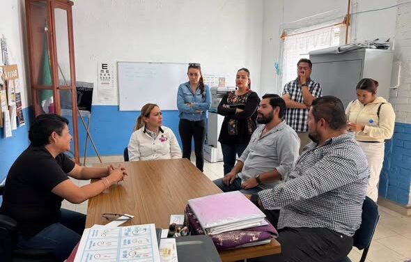 Tania Valdez atiende solicitud de alumnos de la Escuela Primaria Progreso Campesino