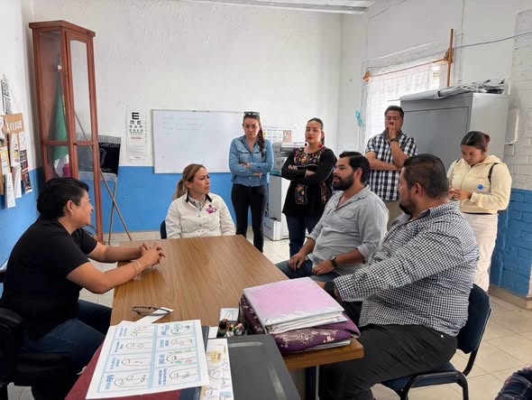 Tania Valdez atiende solicitud de alumnos de la Escuela Primaria Progreso Campesino