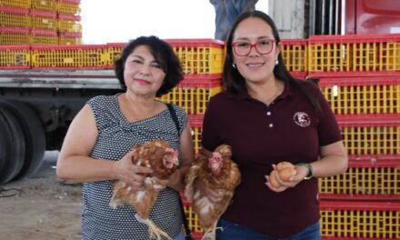 Yocelyn Tovar encabez entrega del programa «Gallinas de Postura» a bajo costo