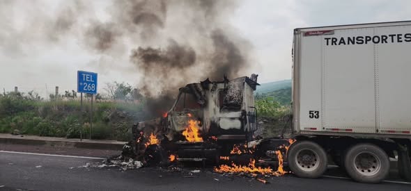 Bomberos de Tula de Allende atienden incendo de trailer en Arco Norte