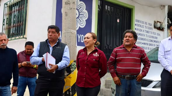 Tania Valdez se reúne con vecinos de Noxtongo
