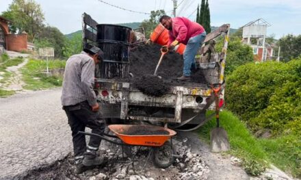 Realizan trabajos de bacheo en comunidad de Tepeji del Río