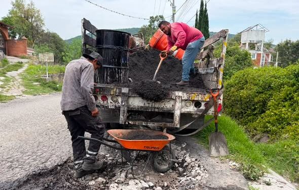 Realizan trabajos de bacheo en comunidad de Tepeji del Río