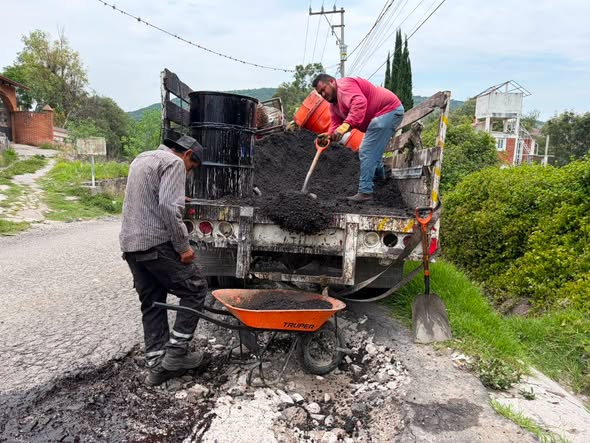Realizan trabajos de bacheo en comunidad de Tepeji del Río