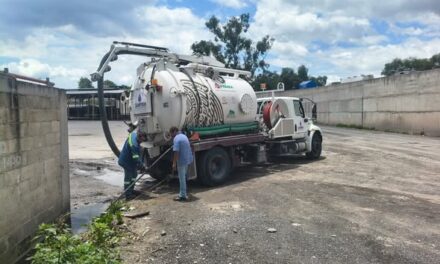 Personal de CAAMTROH realiza trabajos preventivos en la zona de la plaza de los días lunes