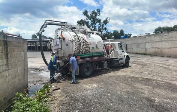 Personal de CAAMTROH realiza trabajos preventivos en la zona de la plaza de los días lunes