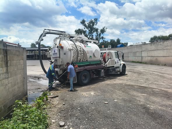 Personal de CAAMTROH realiza trabajos preventivos en la zona de la plaza de los días lunes