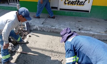 Comisión de agua de Tepeji del Río, repara fuga de agua potable