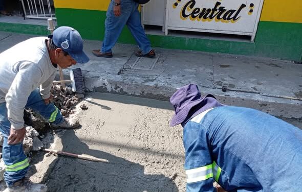 Comisión de agua de Tepeji del Río, repara fuga de agua potable