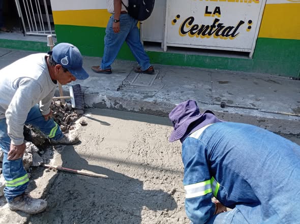 Comisión de agua de Tepeji del Río, repara fuga de agua potable
