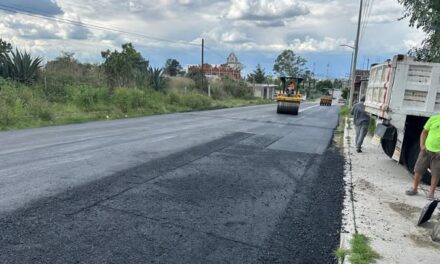 Realizan trabajos de reencarpetamiento asfáltico en la Avenida Tinajas