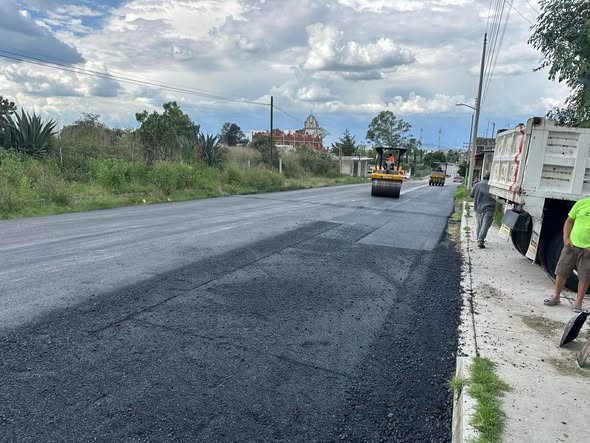 Realizan trabajos de reencarpetamiento asfáltico en la Avenida Tinajas