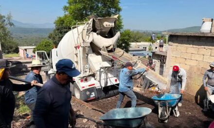 Gobierno de Tepeji del Río entrega material para pavimentación en Santa María Magdalena