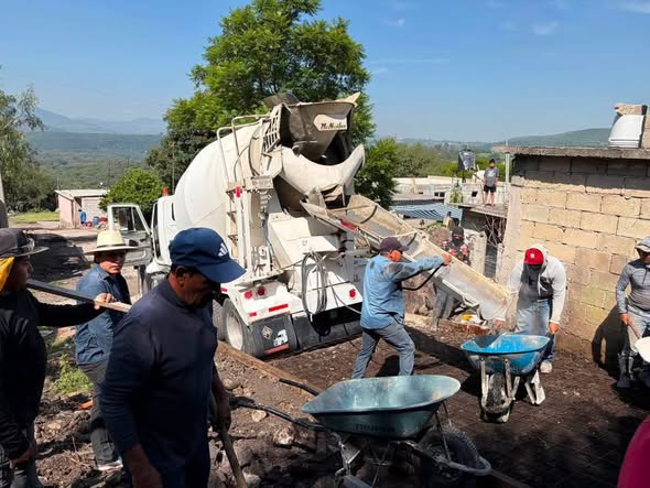 Gobierno de Tepeji del Río entrega material para pavimentación en Santa María Magdalena
