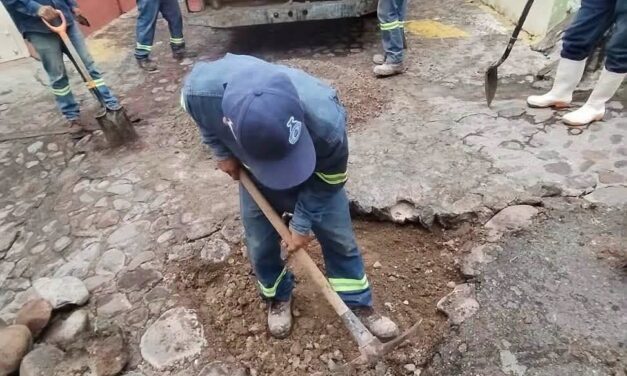 CAAMTROH realiza trabajos de bacheo tras reparación de fuga en Noxtongo
