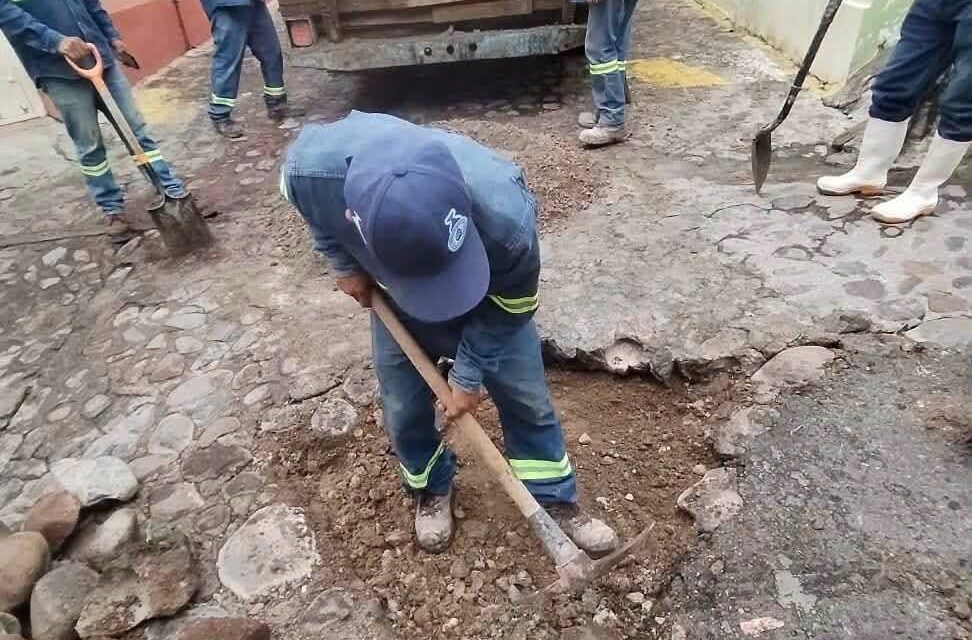 CAAMTROH realiza trabajos de bacheo tras reparación de fuga en Noxtongo