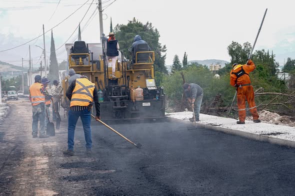 Inicia pavimentación asfáltica en calle de Boxfi