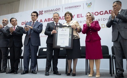 Julio Menchaca entrega Presea al Mérito Jurídico a la primera notaria de C5i Hidalgo
