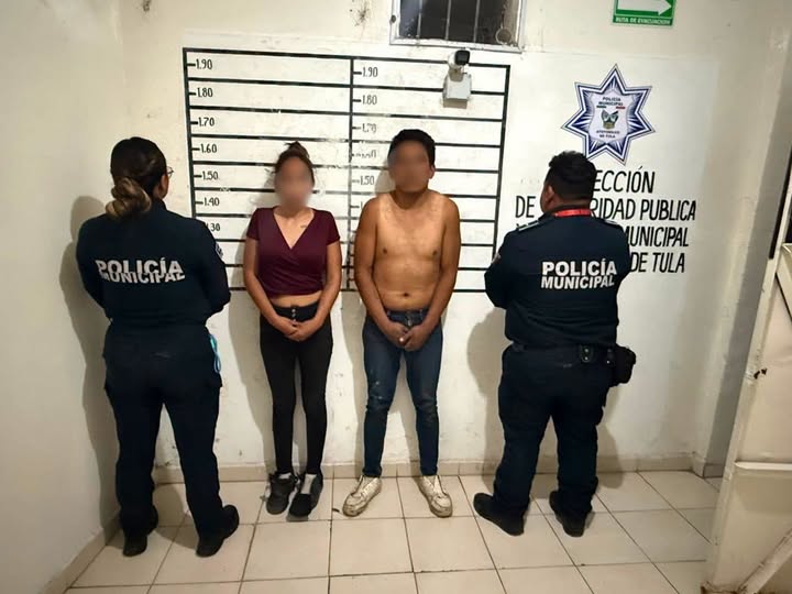 Policías de Atotonilco de Tula aseguran a dos personas tras reporte de robo de vehículo