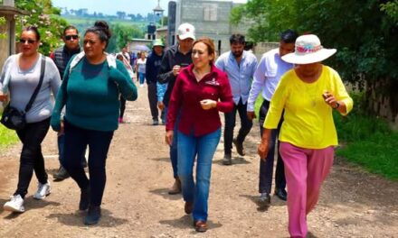 Tania Valdez se reune con vecinos de Miraflores