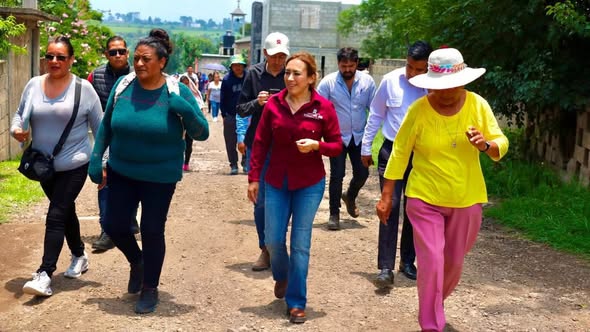 Tania Valdez se reune con vecinos de Miraflores