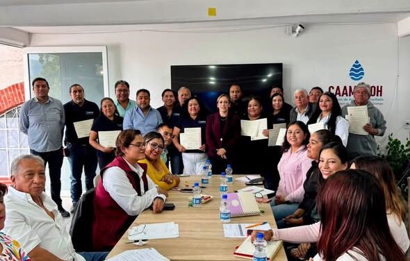 Entregan certificaciones de competencias laborales a personal de la CAAMTROH