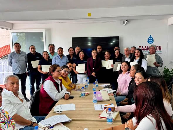 Entregan certificaciones de competencias laborales a personal de la CAAMTROH