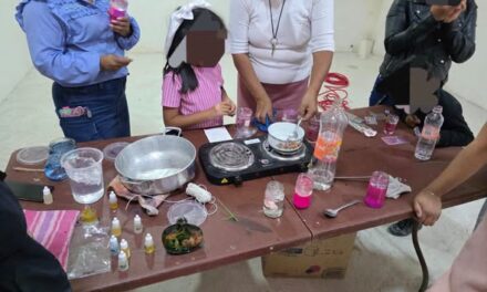 Impulsan el emprendimiento con taller de velas artesanales en San Ignacio Nopala