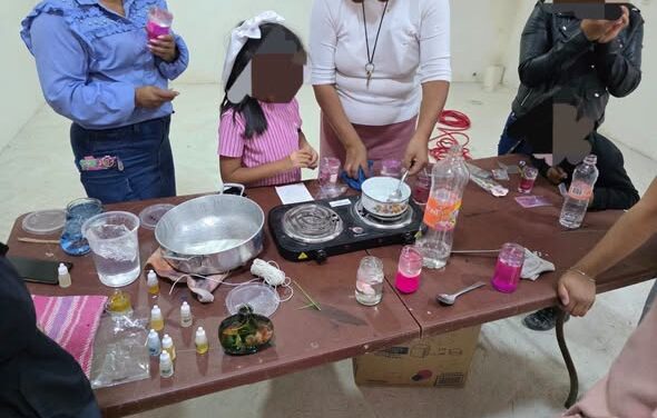 Impulsan el emprendimiento con taller de velas artesanales en San Ignacio Nopala