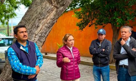 Tania Valdez atiende solicitudes de vecinos de la colonia San Francisco