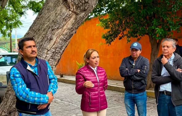 Tania Valdez atiende solicitudes de vecinos de la colonia San Francisco