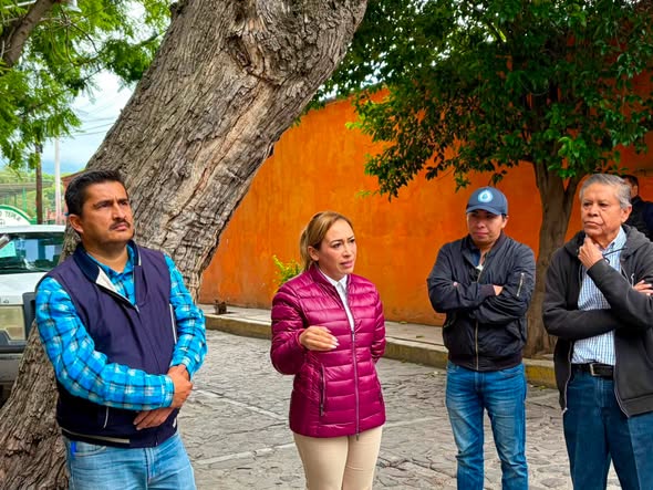 Tania Valdez atiende solicitudes de vecinos de la colonia San Francisco
