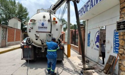 CAAMTROH realiza mantenimiento preventivo al drenaje sanitario en la colonia San Francisco Primera Sección
