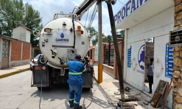 CAAMTROH realiza mantenimiento preventivo al drenaje sanitario en la colonia San Francisco Primera Sección