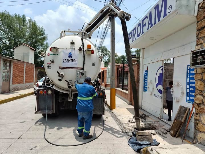 CAAMTROH realiza mantenimiento preventivo al drenaje sanitario en la colonia San Francisco Primera Sección
