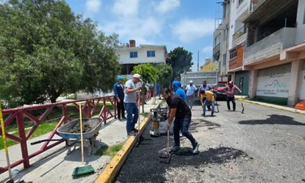 Diputado Aldo Meza respalda jornadas de bacheo vecinal en Tepeji del Río con apoyo de asfalto y maquinaria