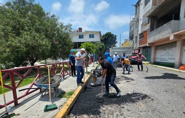 Diputado Aldo Meza respalda jornadas de bacheo vecinal en Tepeji del Río con apoyo de asfalto y maquinaria