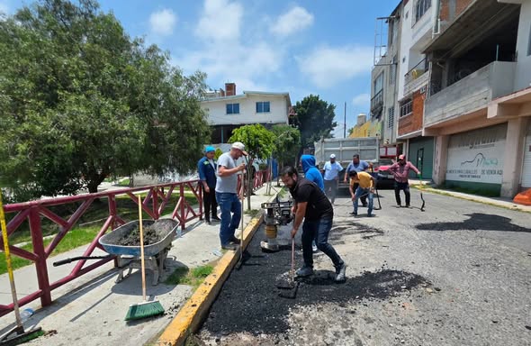 Diputado Aldo Meza respalda jornadas de bacheo vecinal en Tepeji del Río con apoyo de asfalto y maquinaria