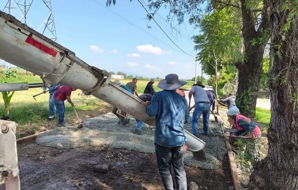 Gobierno de Tepeji del Río entrega concreto para pavimentación en Benito Juárez