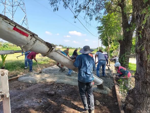 Gobierno de Tepeji del Río entrega concreto para pavimentación en Benito Juárez