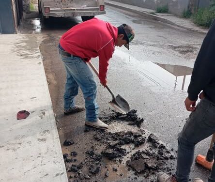 Personal de la Comisión de Agua atiende fuga en la red de distribución en San Juan Otlaxpa