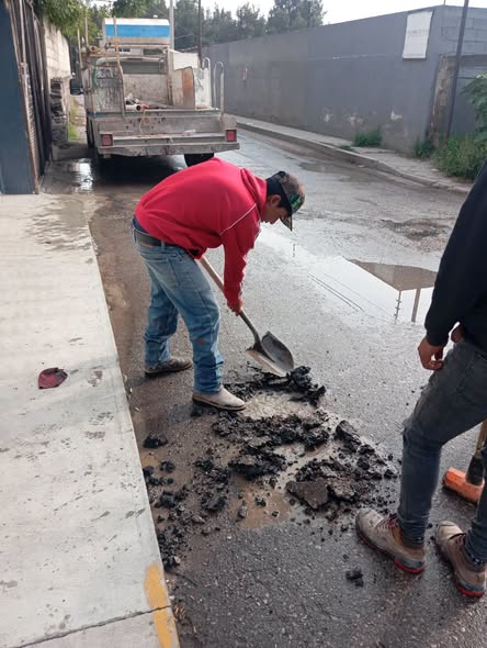 Personal de la Comisión de Agua atiende fuga en la red de distribución en San Juan Otlaxpa